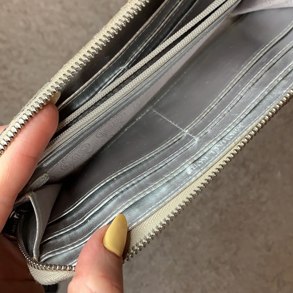 Michael Kors Wallet - Picture 4 of 5